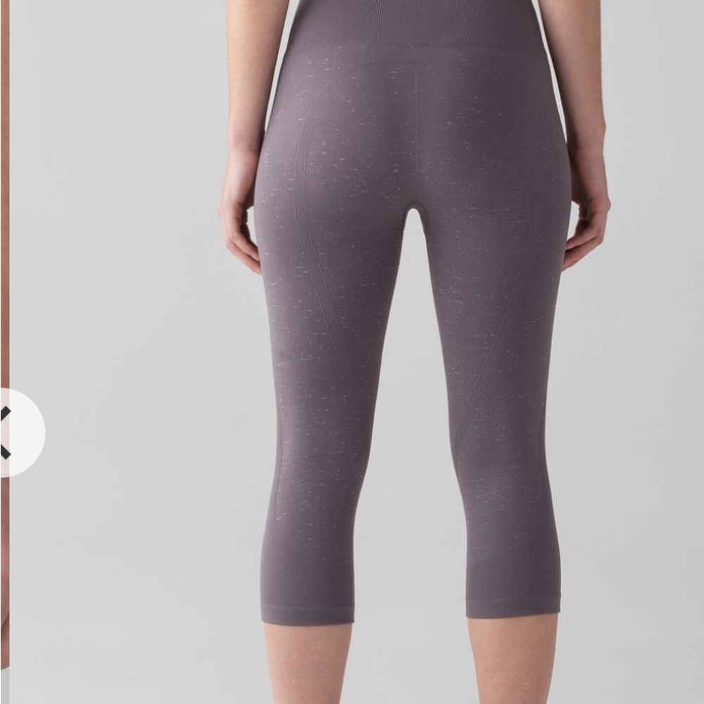 Lululemon Free To Flow Crop 17” Magnum/White size 6 - Picture 5 of 15